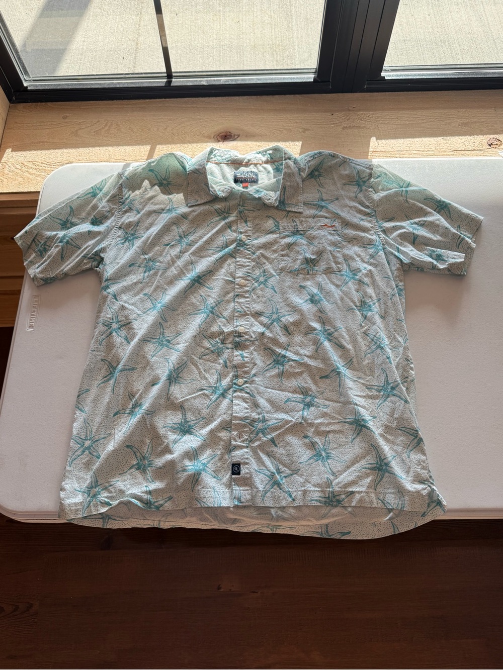 Salt Life Men’s Short-Sleeve Button Shirt in Light Gray with Teal Starfish Print